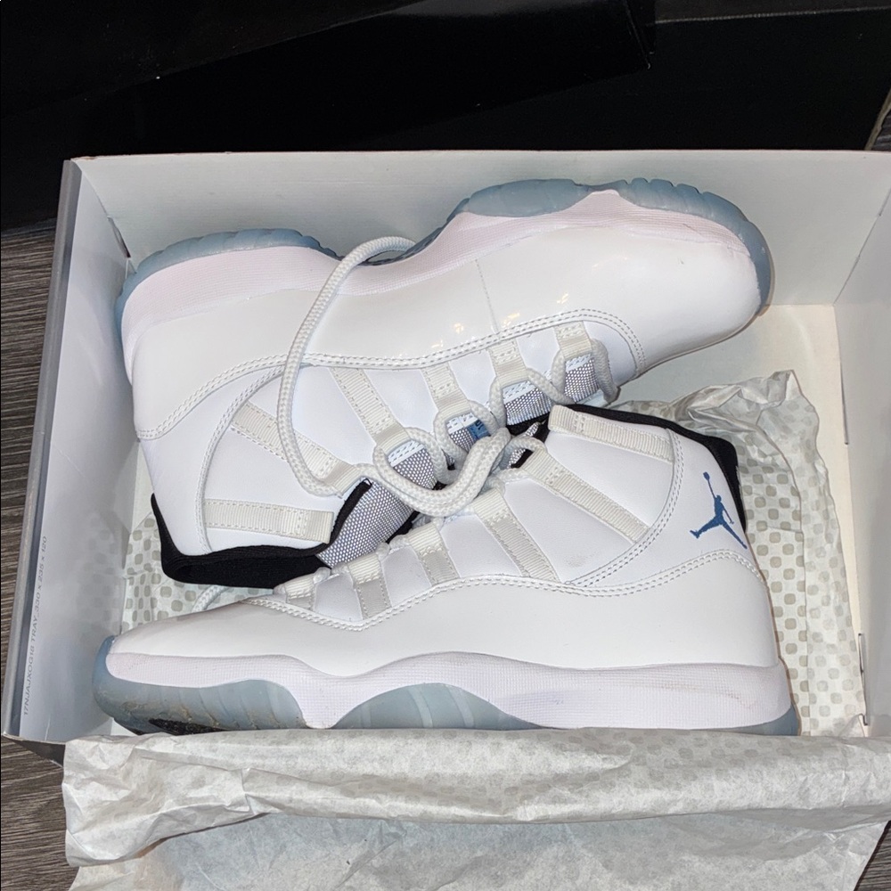Jordan Athletic Shoes White and Blue - Picture 15 of 15